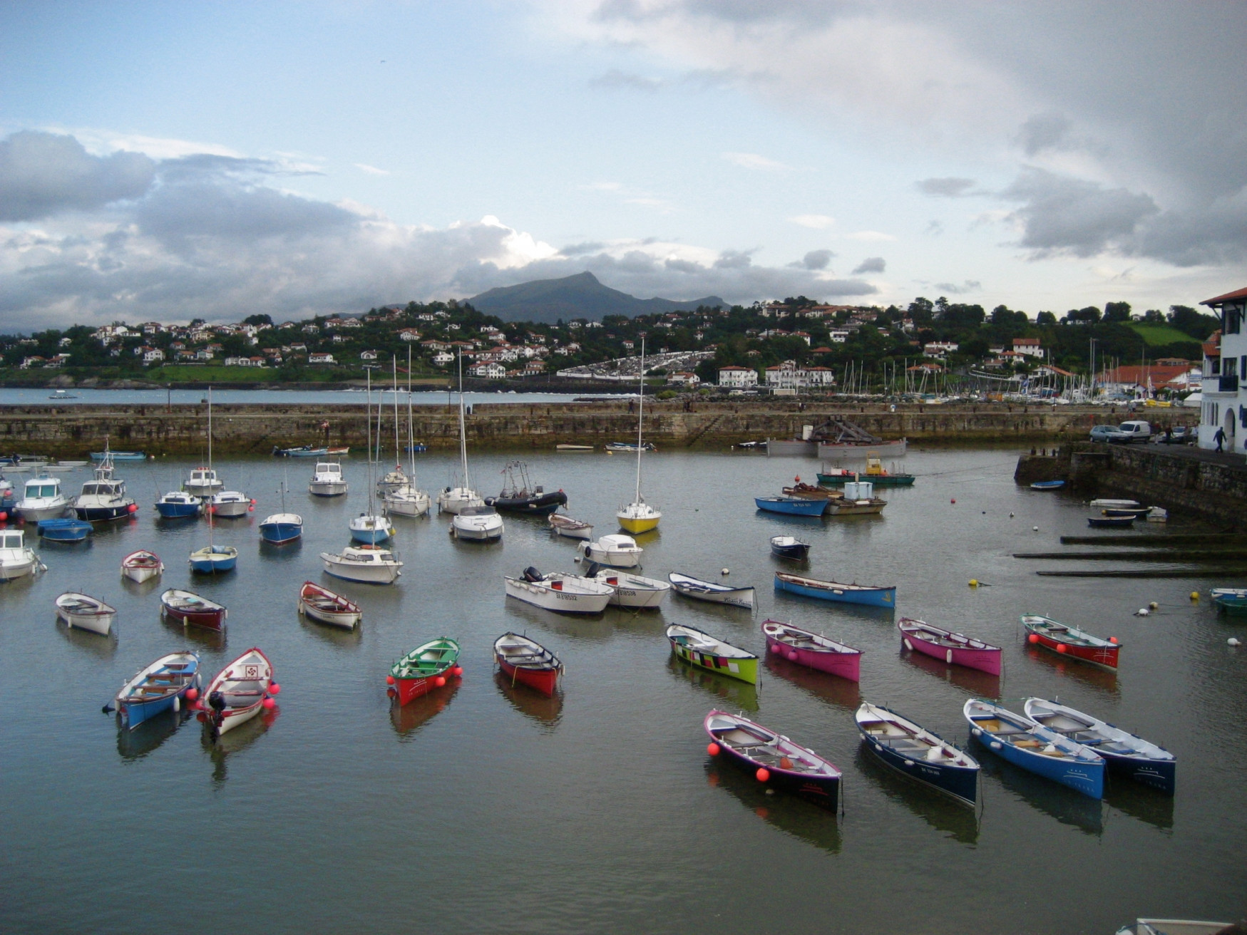 Лодки и парусники в Сибуре, Франция – фотографии Франции