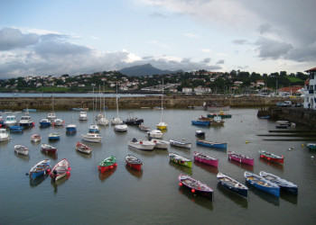 Лодки и парусники в Сибуре, Франция – фотографии Франции