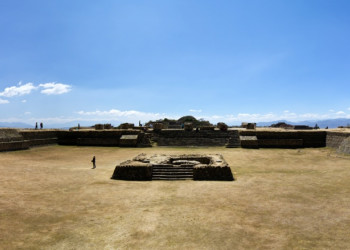 Древний город в Монте-Альбан, Мексика – фотографии Мексики