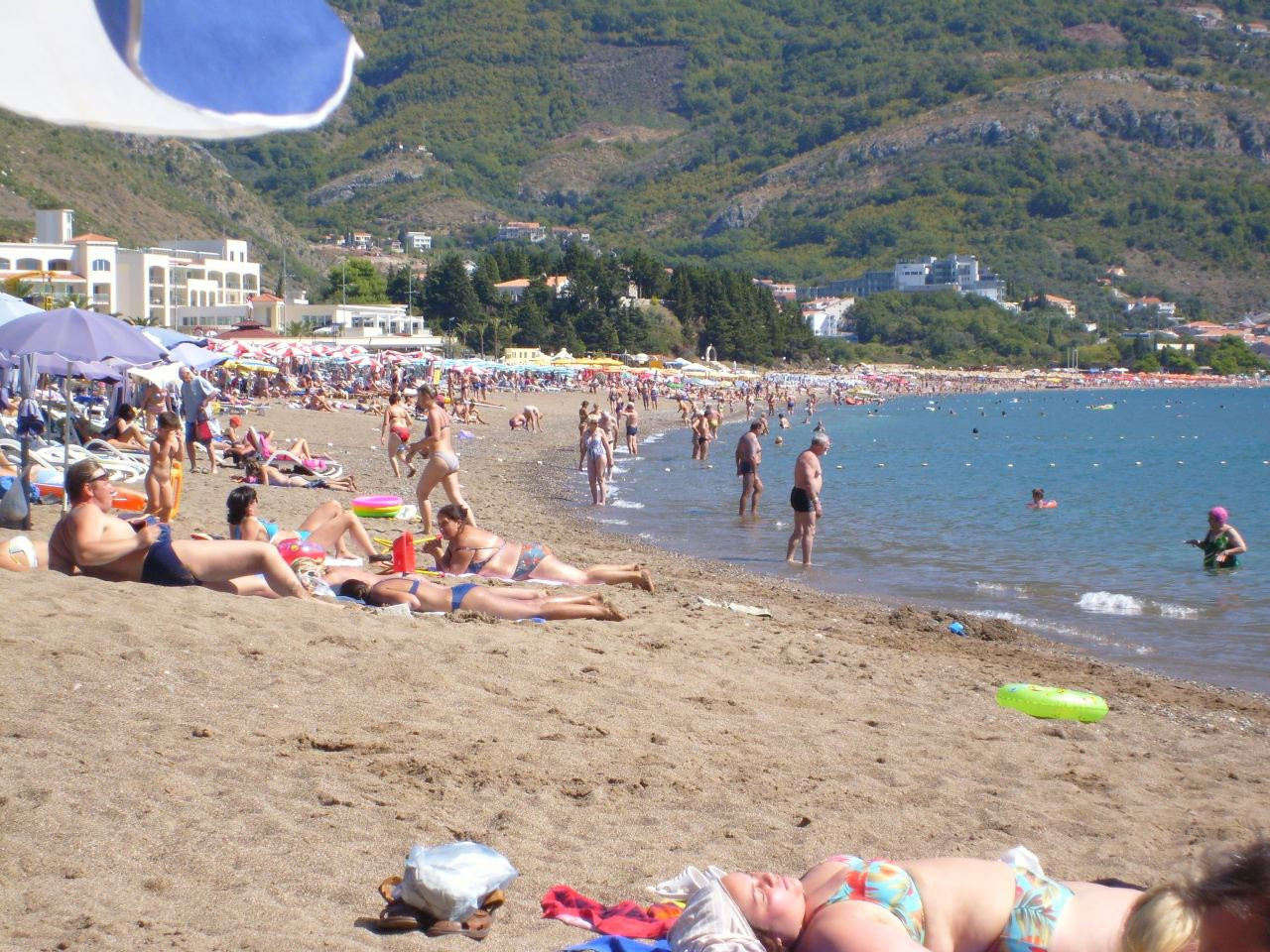 Люди на пляже в Бечичи, Черногория. Фото 2 – фотографии Черногории