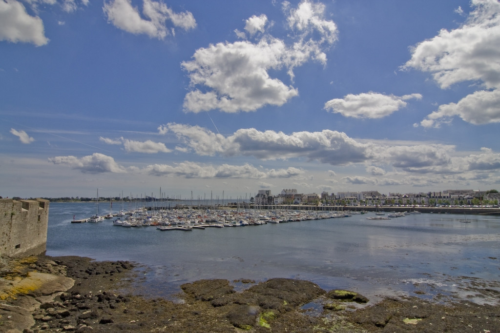 Яхты и катера в Конкарно, Франция – фотографии Франции