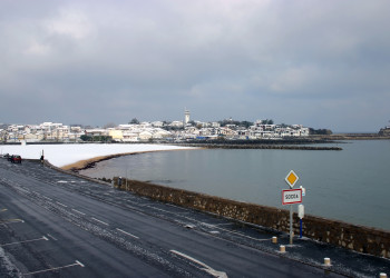 Снег на пляже в Сибуре, Франция – фотографии Франции