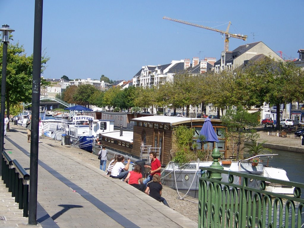 Люди на причали в Нанте, Франция – фотографии Франции