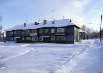 Типичный жилой барак в Байкальске – фотографии России