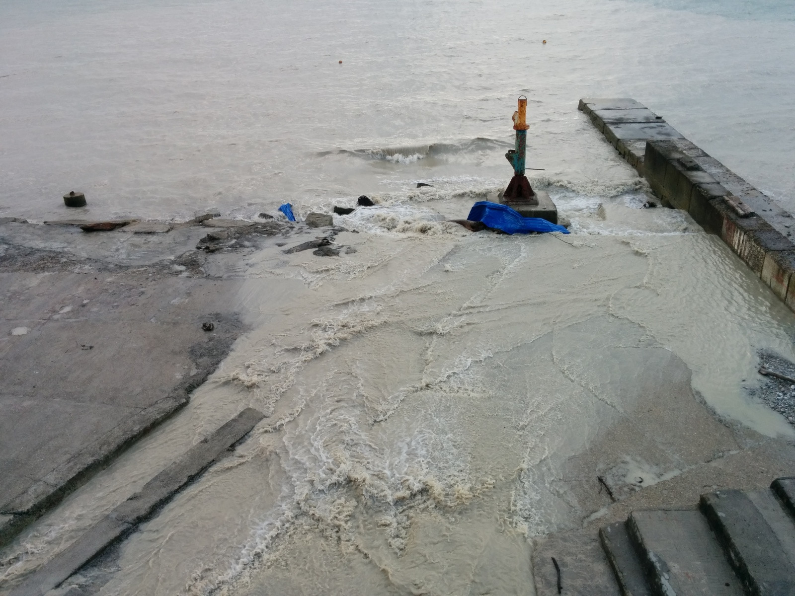 Последствия наводнения в п. Южный. Фото 3 – фотографии России