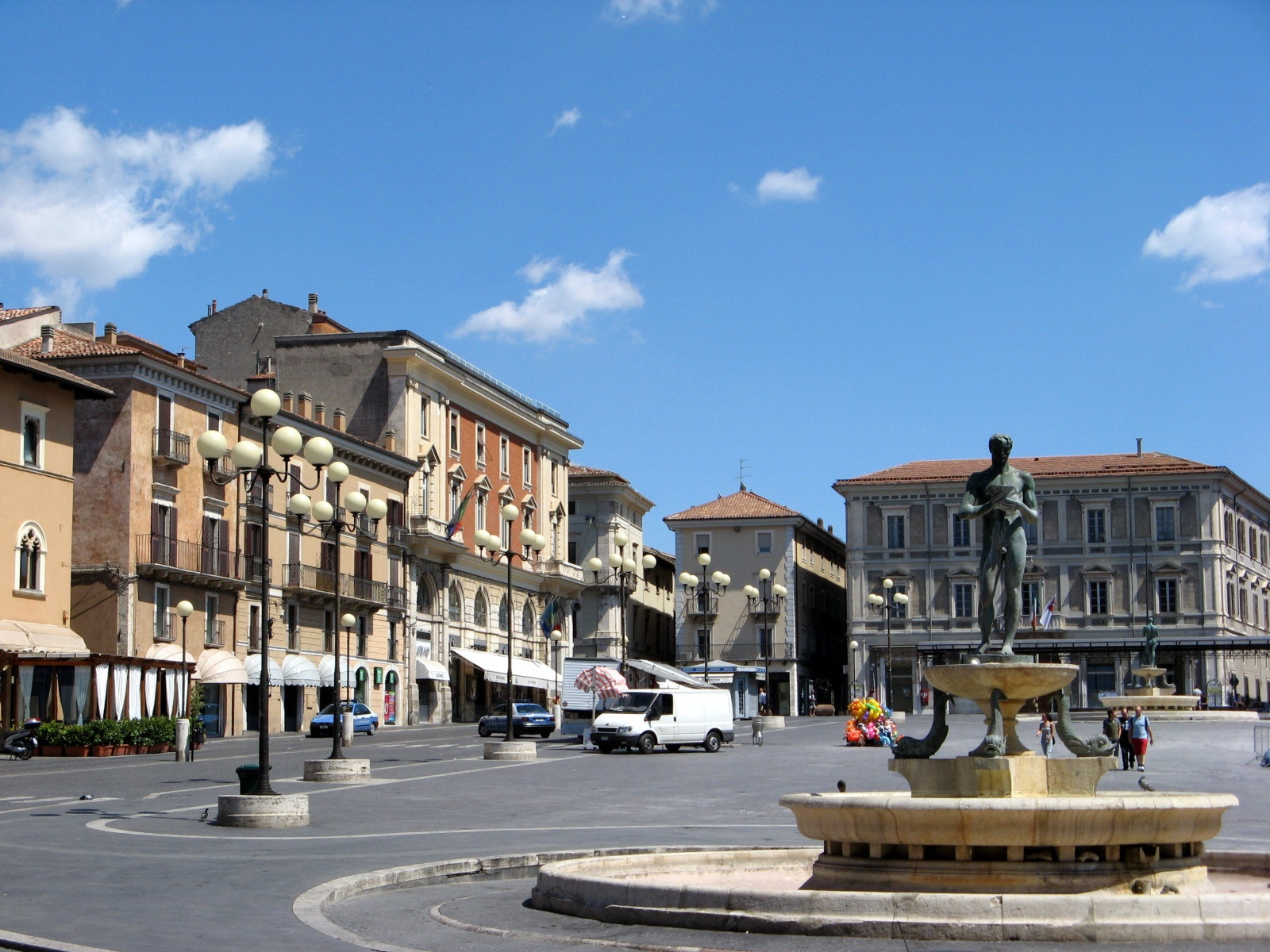 Площадь Дуомо в Л’Aквиле – фотографии Италии