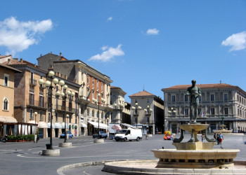 Площадь Дуомо в Л’Aквиле – фотографии Италии