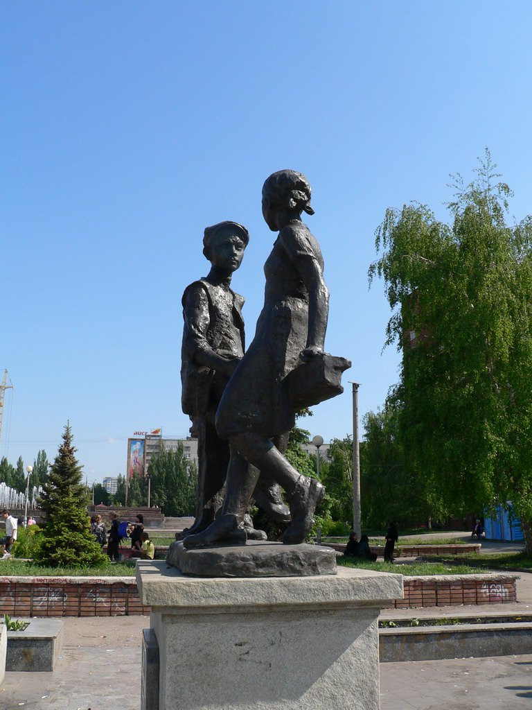 Памятник в Саратове, Россия. Фото 2 – фотографии России