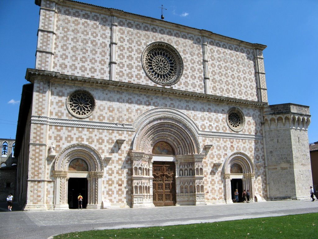 Базилика Святой Марии в Л’Аквиле, Италия – фотографии Италии