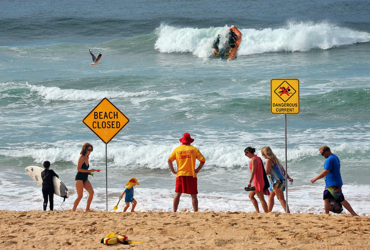 Спасение тонущего чувака на пляже в Австралии – фотографии Австралии