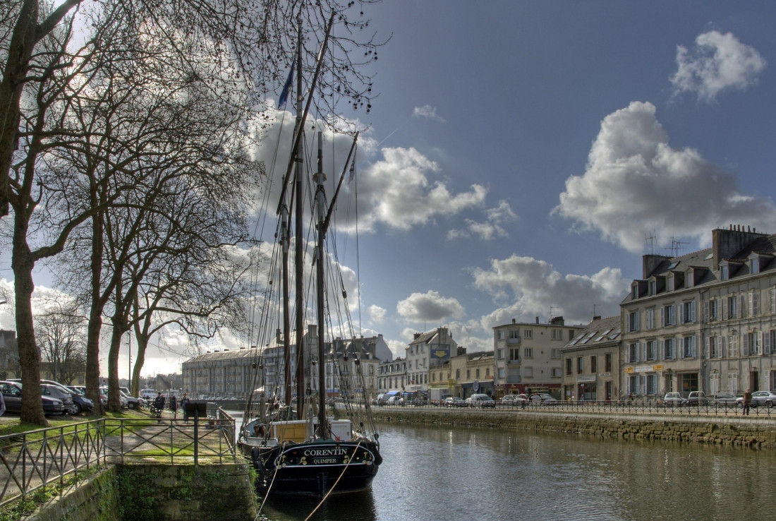 Набережная в Кемпере, Франция – фотографии Франции