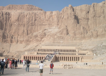 Попасть в Долину Цариц можно через ущелье, охраняемое стелами в честь подвигов правителей Египта – фотографии Египта