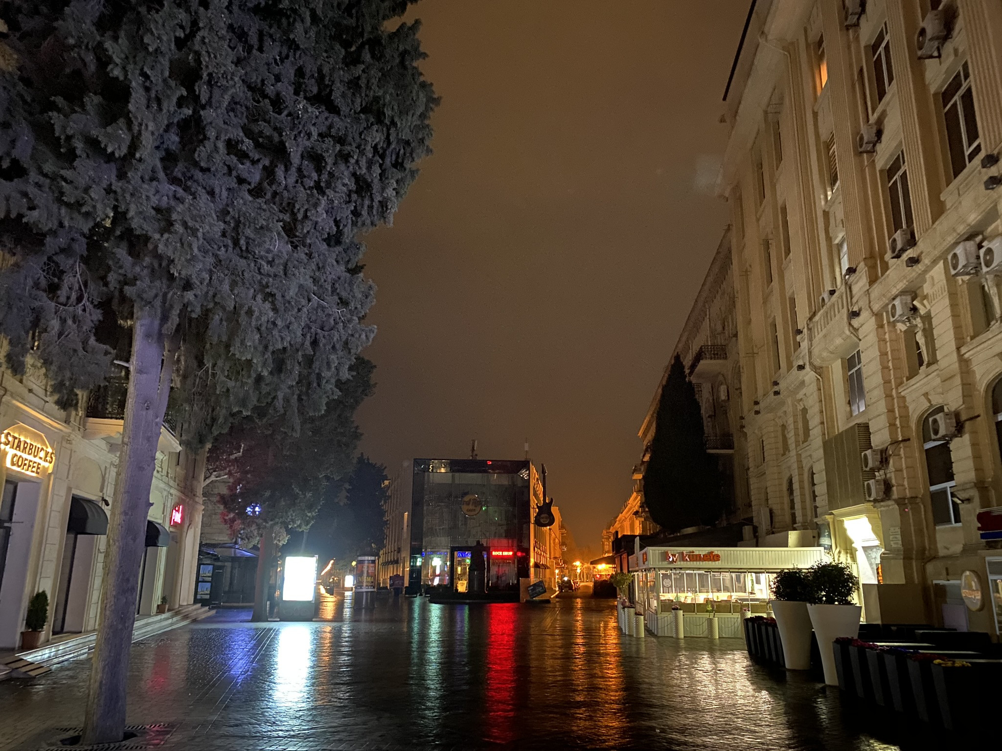 Ночные тихие улицы Баку в центре, Азербайджан – фотографии Азербайджана