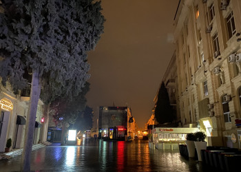 Ночные тихие улицы Баку в центре, Азербайджан – фотографии Азербайджана