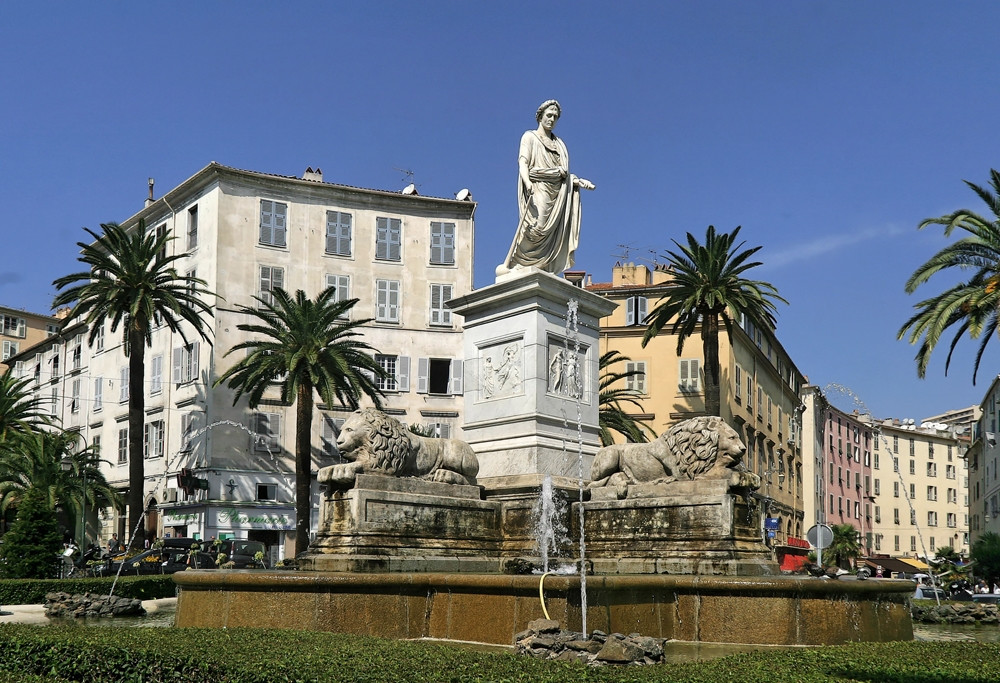 Фонтан в Аяччо, Франция – фотографии Франции