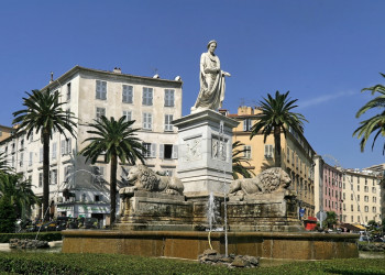 Фонтан в Аяччо, Франция – фотографии Франции