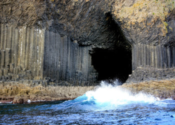 Фингалова пещера, остров Стаффа, Шотландия – фотографии Великобритании