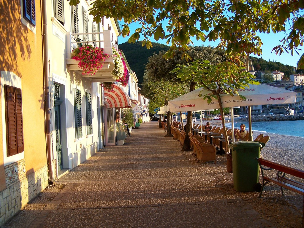 Кафе на набережной в Мощеничка-Драга, Хорватия – фотографии Хорватии