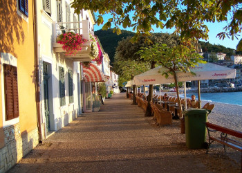 Кафе на набережной в Мощеничка-Драга, Хорватия – фотографии Хорватии