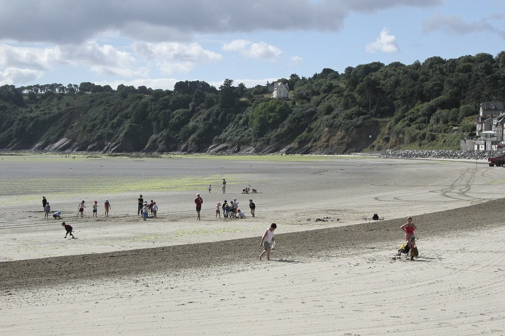 Люди на берегу в Пэмполе, Франция – фотографии Франции