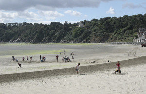 Люди на берегу в Пэмполе, Франция – фотографии Франции