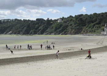 Люди на берегу в Пэмполе, Франция – фотографии Франции