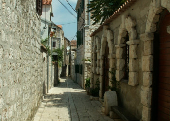 Улица в Стари Град, Хорватия. Фото 1 – фотографии Хорватии