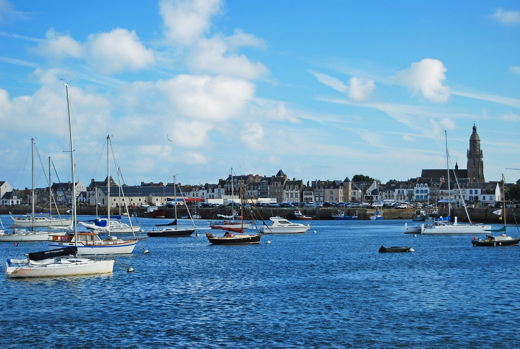 Лодки и парусники в Ле-Круазик, Франция – фотографии Франции