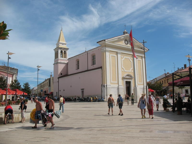 Люди на площади в Пореч, Хорватия. Фото 2 – фотографии Хорватии