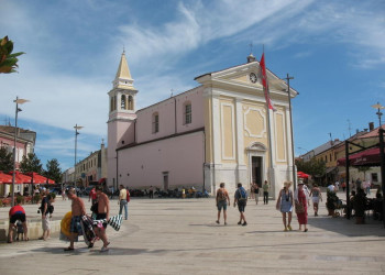 Люди на площади в Пореч, Хорватия. Фото 2 – фотографии Хорватии