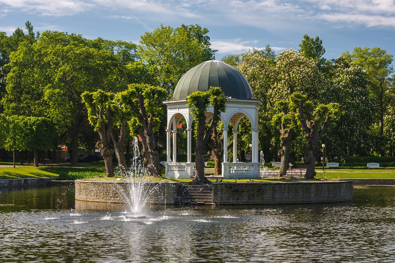 Роскошная достопримечательность - Кадриоргский дворец (Kadriorg) - расположена в Таллине – фотографии Эстонии