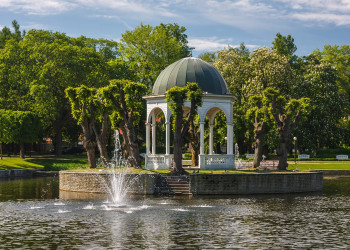 Роскошная достопримечательность - Кадриоргский дворец (Kadriorg) - расположена в Таллине – фотографии Эстонии