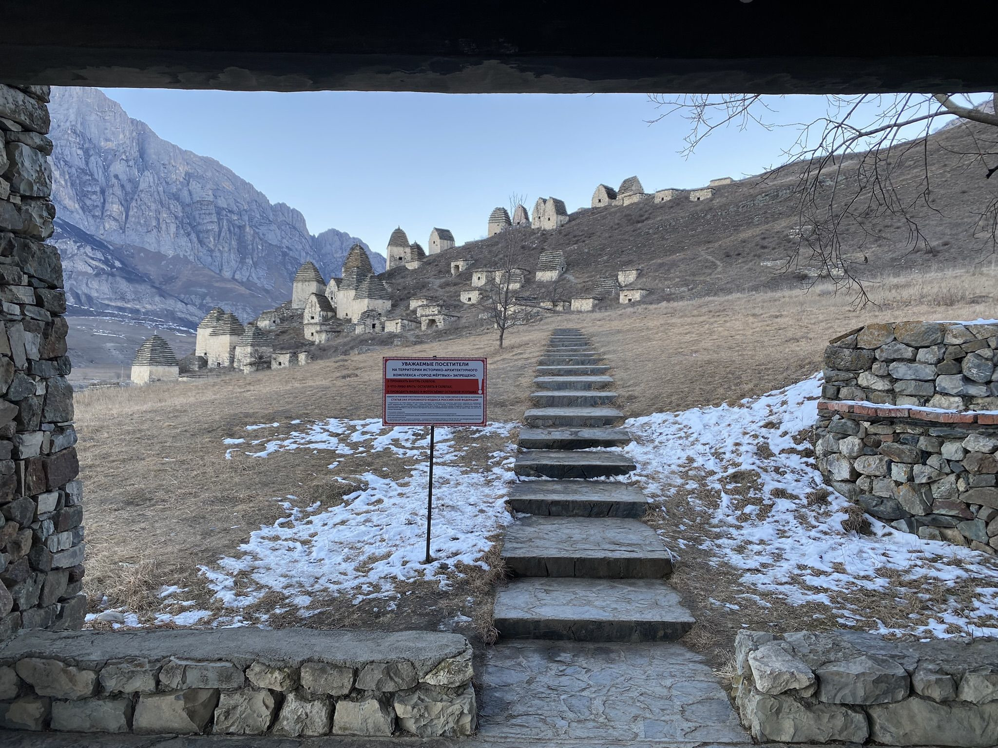 Предупреждение туристам при входе в город мёртвых Даргавс, Северная Осетия – фотографии России