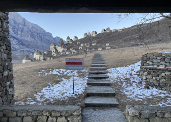 Предупреждение туристам при входе в город мёртвых Даргавс, Северная Осетия – фотографии России