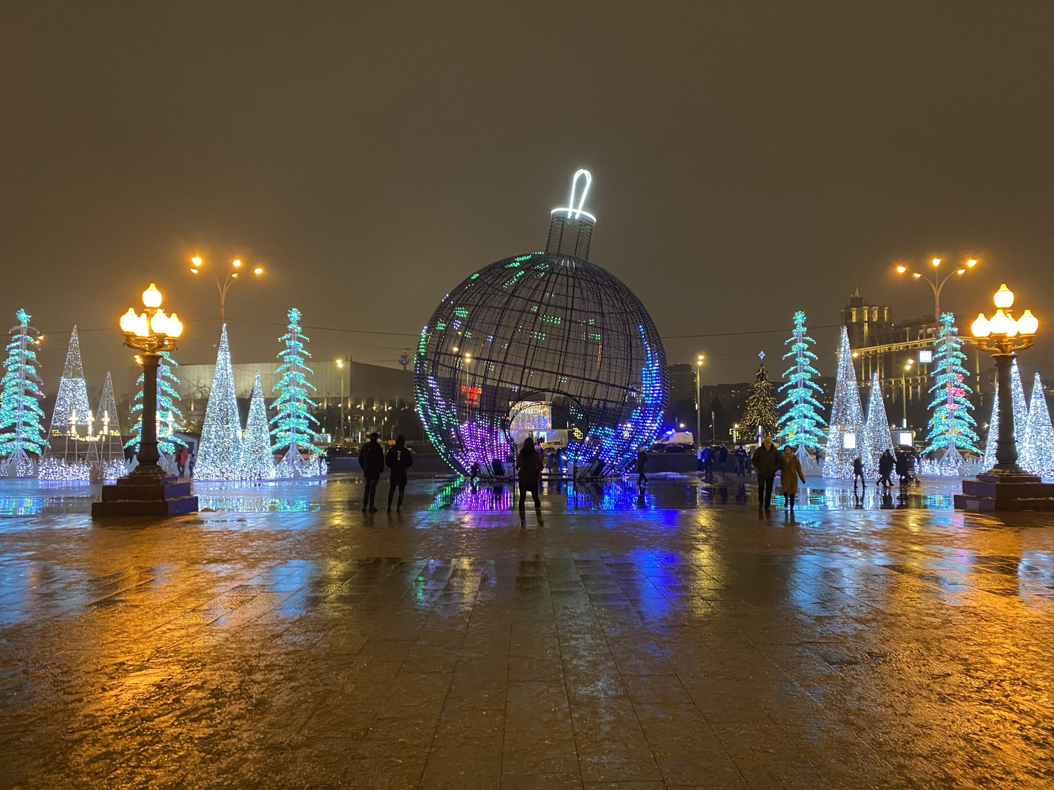 Новогодняя экспозиция, вид с главных ворот парка Горького – фотографии России