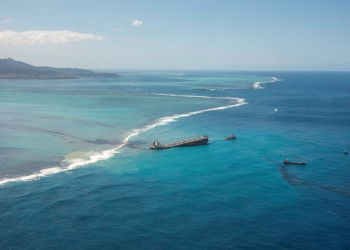 Нефть в океане у Маврикия после крушения нефтяного танкера – фотографии Маврикия