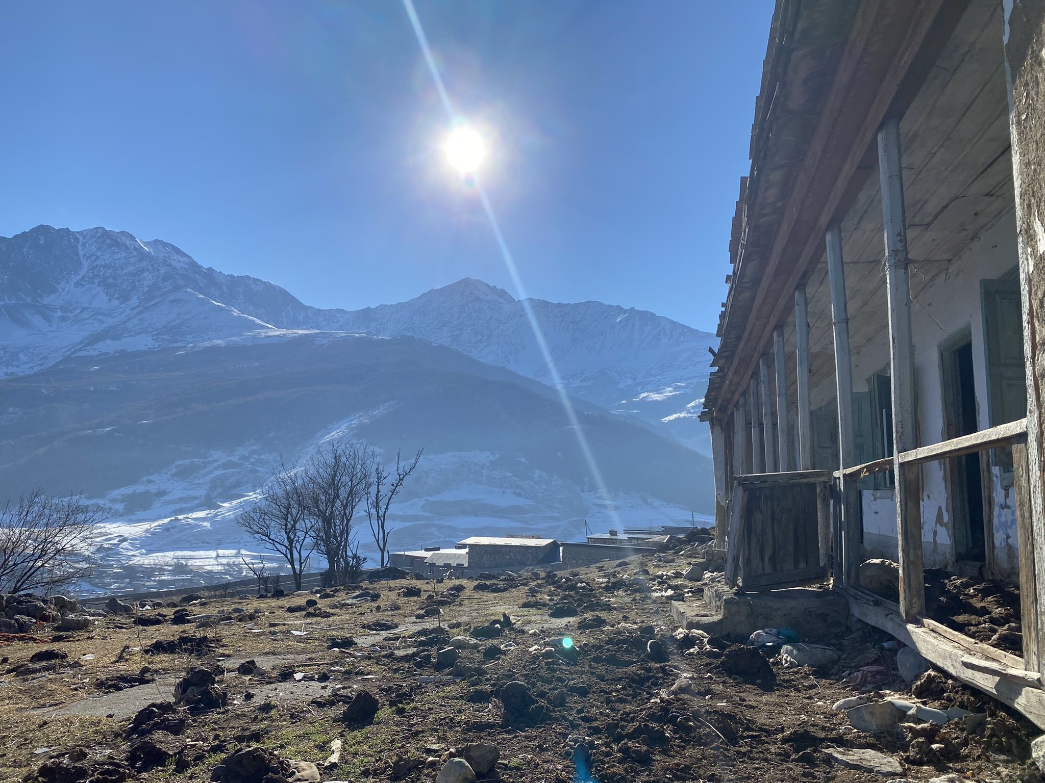 Старое селение Цимити, вид с заброшенного строения на горы – фотографии России