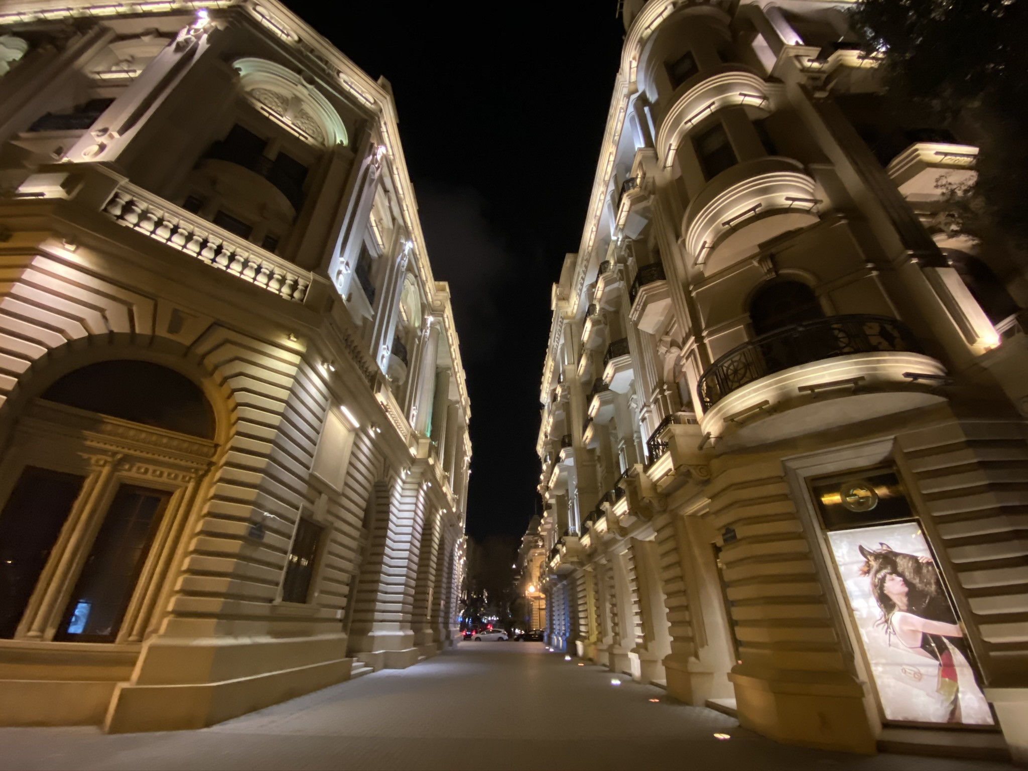 Красивые здания в центре Баку у проспекта Нефтяников – фотографии Азербайджана