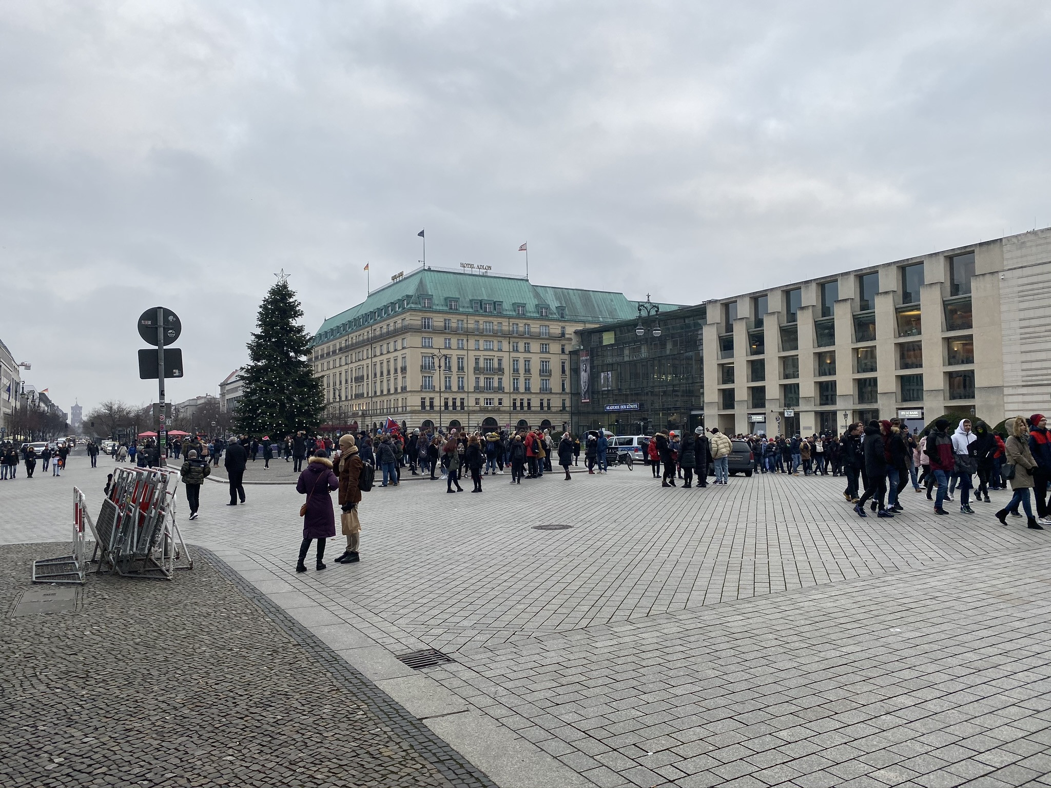 Площадь возле Бранденбургских ворот – фотографии Германии