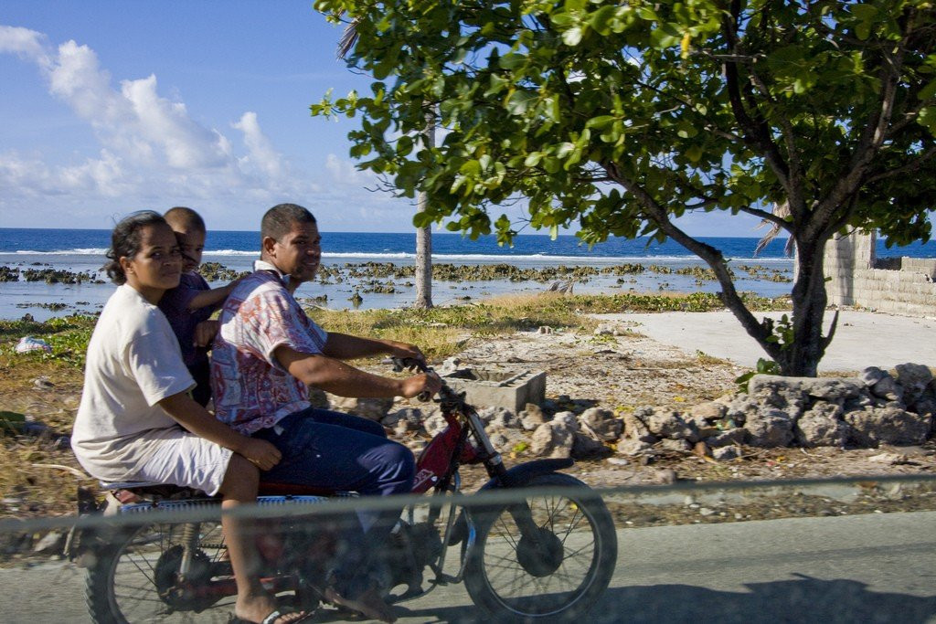 Семья едет на мотоцикле. Остров Науру – фотографии Науру
