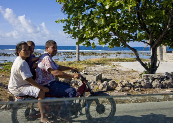 Семья едет на мотоцикле. Остров Науру – фотографии Науру
