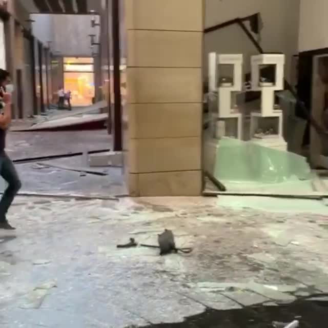 Торговые центры во время взрыва в Бейруте в порту – видео Ливана