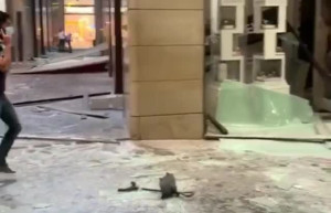 Торговые центры во время взрыва в Бейруте в порту – видео Ливана