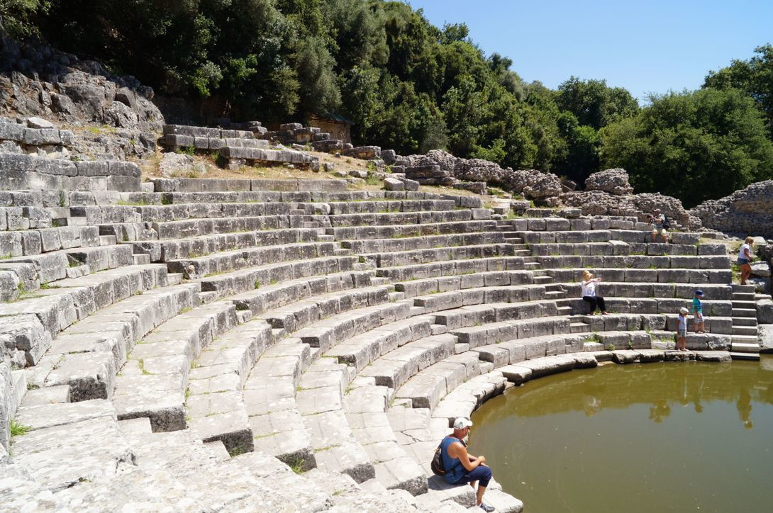 Разрушенные ступеньки. Бутринти. Албания – фотографии Албании