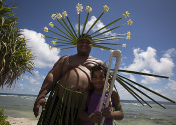 Местный житель в праздничной одежде. Науру – фотографии Науру