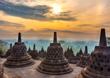 Боробудур в виде каменной пирамиды с 1460 барельефов с моментами жизни Будды и 504 статуями божества – фотографии Индонезии