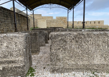 Могильные плиты в крепости Нарын-кала – фотографии России