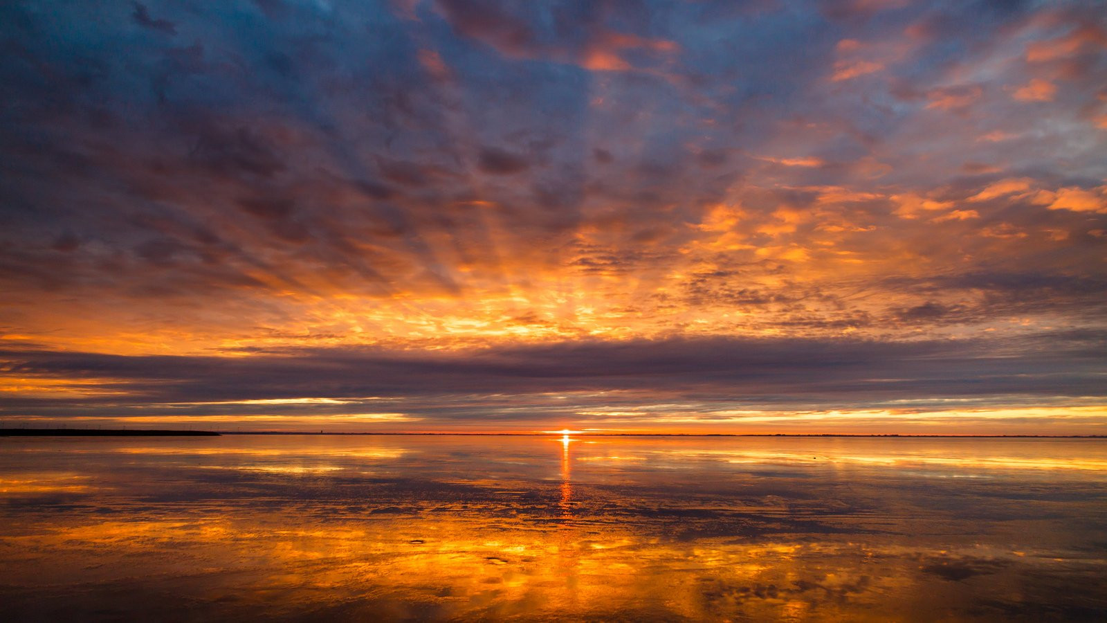 Прекрасный закат. Нойзидлер-Зе озеро. Австрия – фотографии Австрии