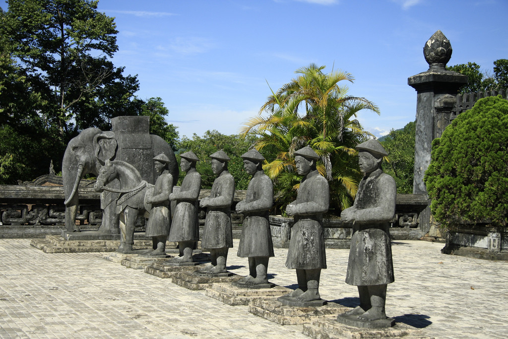 Гробница императора Кхай Динь – фотографии Вьетнама