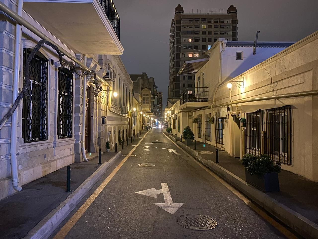 Баку старые улицы в центре, постепенно застраивают высотками – фотографии Азербайджана